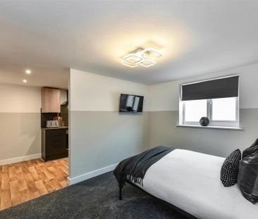 1 bedroom in a house share to rent - Photo 3