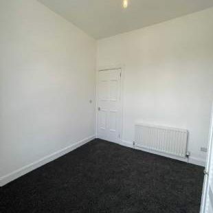 2 bedroom property to rent in Renfrew - Photo 1