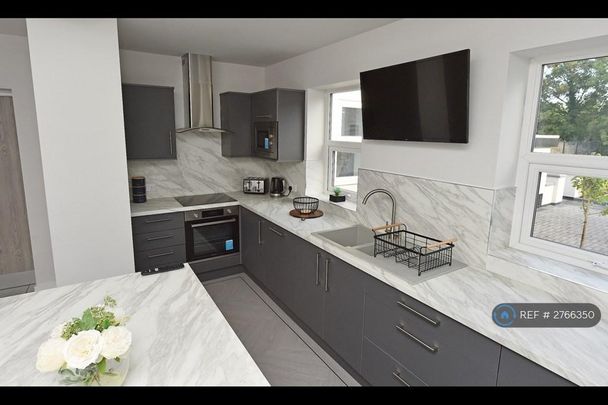 1 bedroom in a flat share to rent - Photo 1