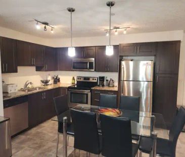 SE LIVING AT ITS FINEST! 2 BED/2 BATH/2 PARKING STALLS! CONVENIENT ... - Photo 1