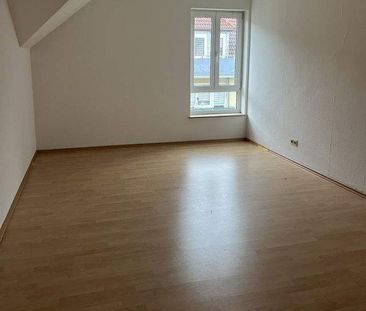 Himmlisch Wohnen unterm Dach mit großer Küche und Tageslichtbad! - Foto 1