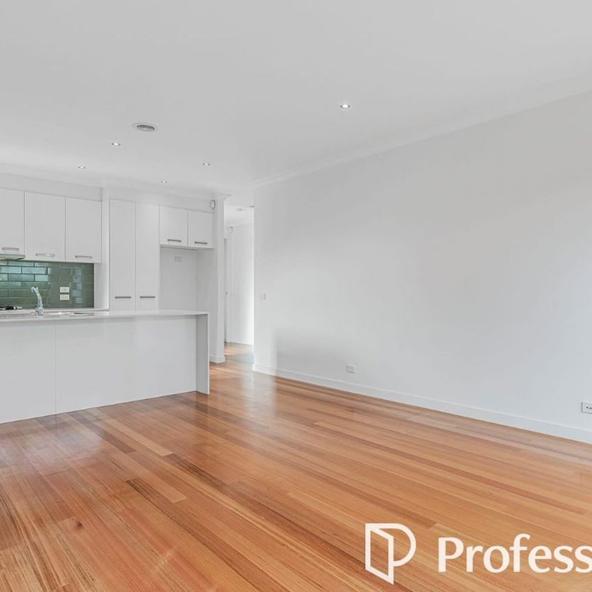 Low maintenance 3 Bedroom Living in Great location - Photo 1