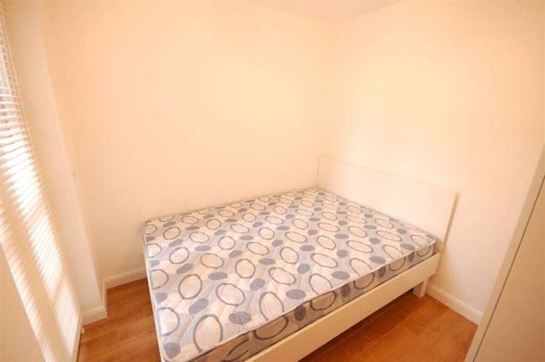 A one bedroom ground floor apartment to rent, with kitchen, bedroom, shower room and a garden. - Photo 1