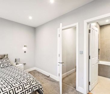 A beautifully presented three bedroom flat on quite residential str... - Photo 5