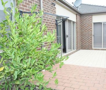 MAGNIFICENT THREE BEDROOMS TOWNHOUSE! - Photo 4