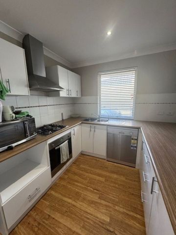 Low Maintenance 3 Bedroom 2 Bathroom Home - Photo 4