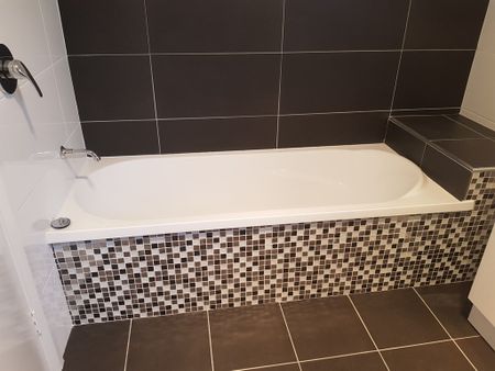 Oversized Quality 3 Bedroom Duplex - Photo 3