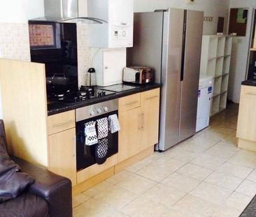Room in a Shared House, Bellevue Road, SO15 - Photo 3