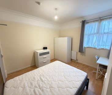 1 bedroom in a house share to rent - Photo 2