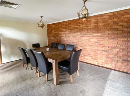 Court-Located Gem - Photo 3