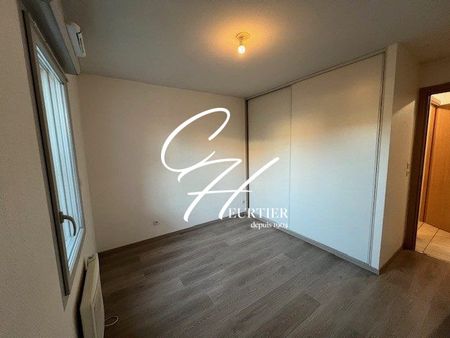 RIVES – APPARTEMENT T2 – TERRASSE + GARAGE - Photo 3