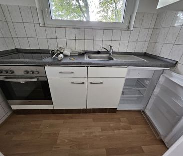 Gemütliche Dachgeschosswohnung mit ca. 34 m² Wohnfläche und Einbauk... - Photo 1