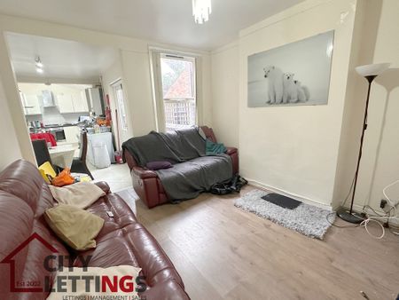 6 Bedroom Mid Terraced House - Photo 2