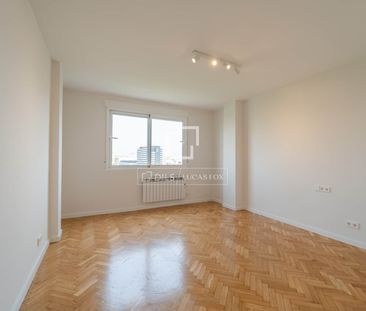 Excellent 6 Bedroom apartment for rent in Extramurs, Valencia - Photo 1