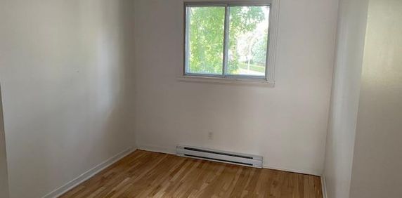 4 1/2 - Laval - 1 400 $/mois - Photo 2