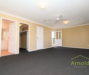 Beautiful 3 Bedroom Home in Merewether - Photo 3