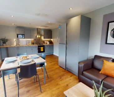 4-Bed Silver Apartment - Photo 1