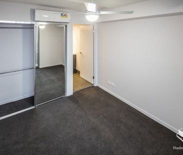 MODERN 2 BEDROOM 2 BATHROOM APARTMENT! SECURE! - Photo 6