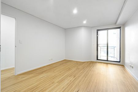 Light Filled 2 Bedroom Unit - Photo 3