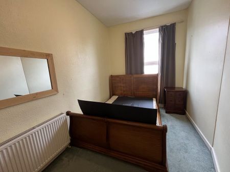 4 bedroom semi-detached house to rent - Photo 2