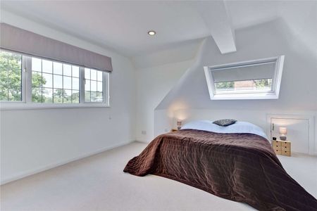 A well presented five bedroom detached family house situated in a quiet cul de sac just 0.6 of a mile from Cobham & Stoke d'Abernon station - Photo 5