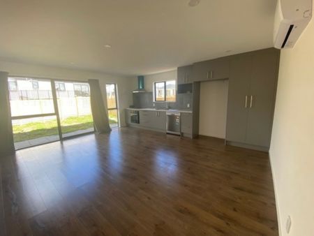 3 BEDROOM - SINGLE LEVEL - NEAR NEW - Photo 4