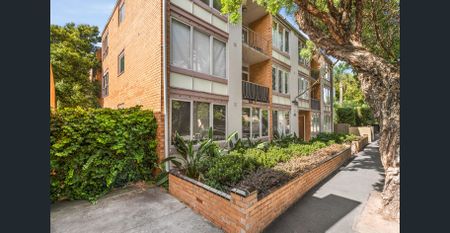 Sunlit Sanctuary in Iconic 1960s Building - Prime Village Location Near Beach & Transport! - Photo 3