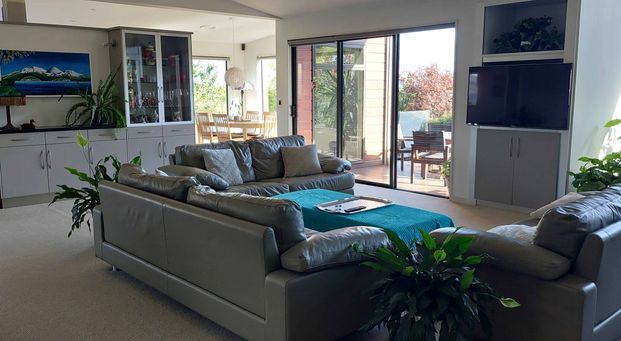 Three bedroom, elevated home, awesome views - Photo 1