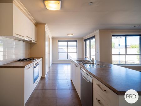 COMFORTABLE HOME IN PRIME LOCATION - Photo 5