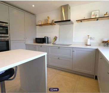 Semi-detached House to rent - Worcester Close, Greenhithe, DA9 - Photo 2