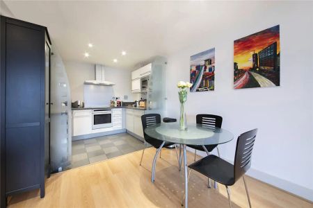 1 bedroom flat in 5 Crews Street - Photo 2