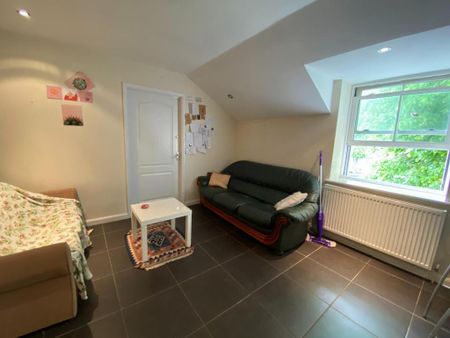 1 bedroom in a house share to rent - Photo 2
