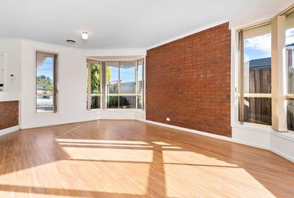 Bright and spacious, three bedroom residence in quiet court location - Photo 1