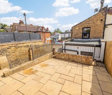 3 bedroom end of terrace house to rent - Photo 3