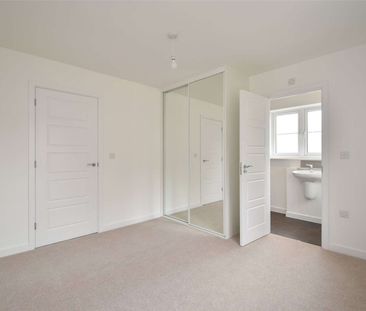 A modern three bedroom family home with private garden and parking - Photo 2