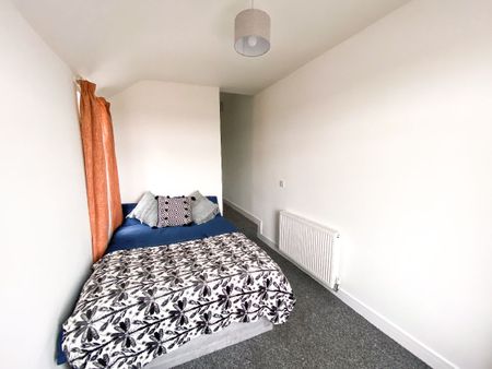 Room 4, 7 Coronation Road - Photo 4