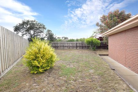 7 Freesia Court, Whittington - Photo 4