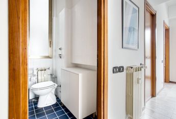 Spacious and bright single room in Via Ronchi