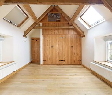 Spacious and charming family home in the village of Tunley. - Photo 6