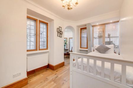 3 bedroom flat in London - Photo 2