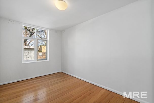 Huge courtyard and brilliantly positioned - Photo 1