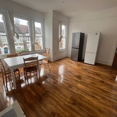 4 Bed Flat, Helix Road, SW2 - Photo 1