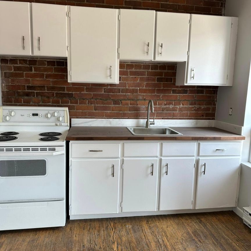 Bright 1 Bedroom in the Heart Of Leslieville - Photo 1