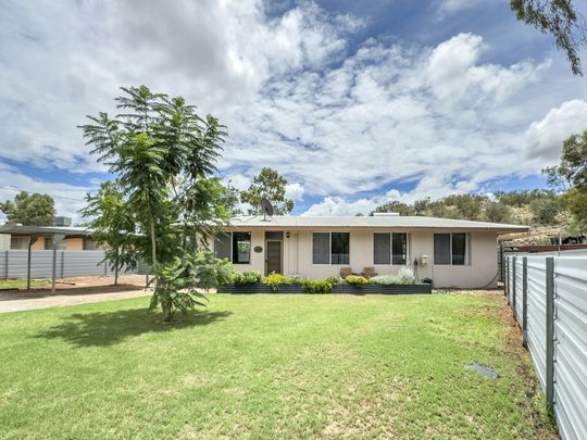 3 BEDROOM, 1 BATHROOM UNIT IN ARALUEN WITH LARGE YARD - Photo 1