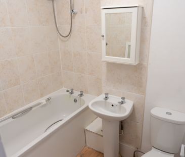 1 bed Studio - To Let - Photo 6