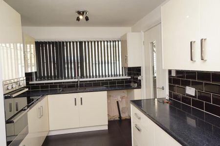 2 bedroom semi-detached house to rent - Photo 5