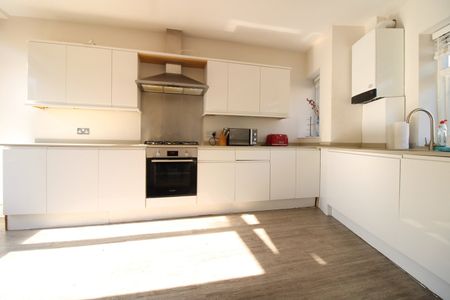 5 Bed Terraced House, Aslett Street, SW18 - Photo 3