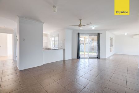 Family home with spacious living - Photo 5