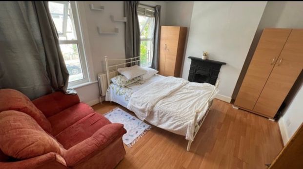 Room in a Shared House, Coronation Road, E13 - Photo 1