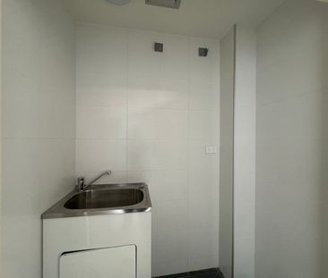 Newly Renovated Ground Floor 2bedrooms with extra lounge room Apartment with Courtyard in Prime Location - Photo 6